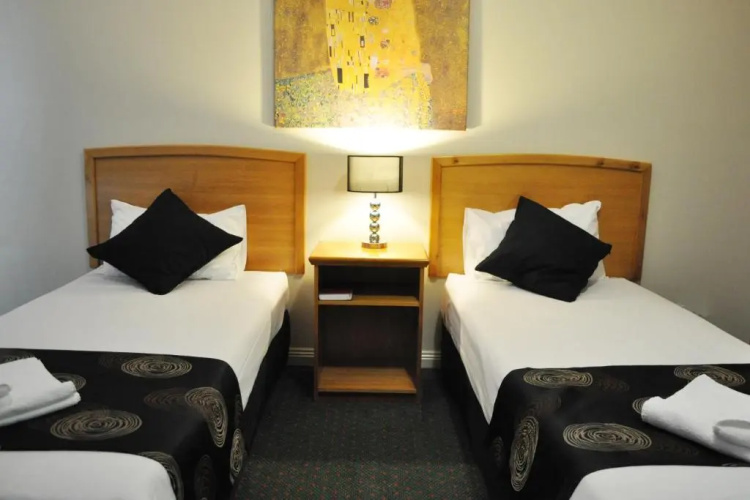 Meadowbrook Hotel