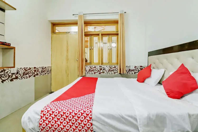 Shri Govind Dham by OYO Rooms