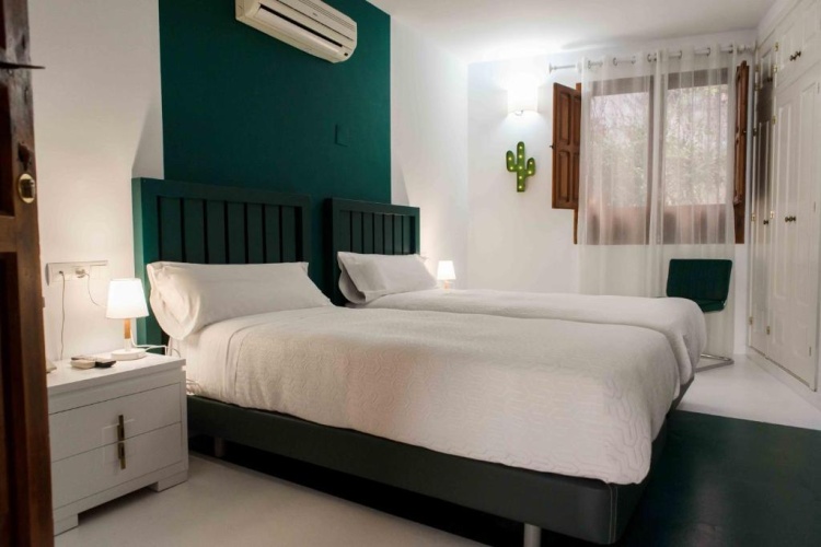 Standard Twin room with garden view