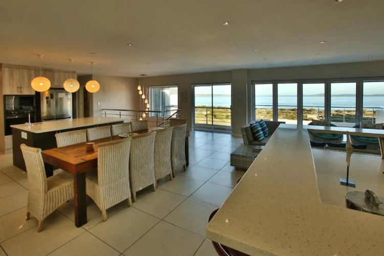 4 Bedrooms Cottage
