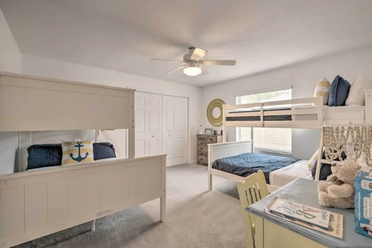 Crystal River Gem Near Three Sisters Springs!