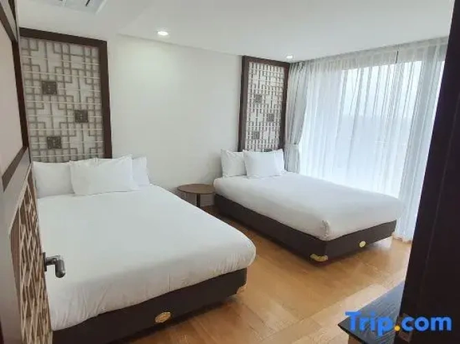 Twin Family Suite with land view
