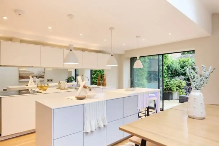 The Latimer Wonder - Stunning 5BDR House with Garden