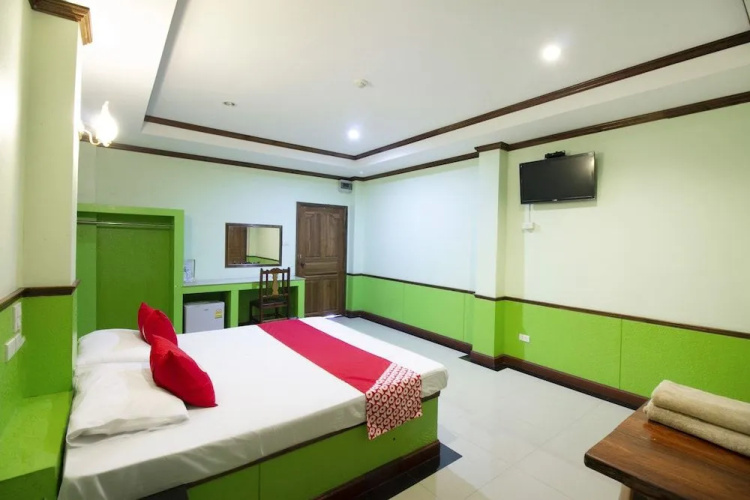 OYO 75334 Train Hotel