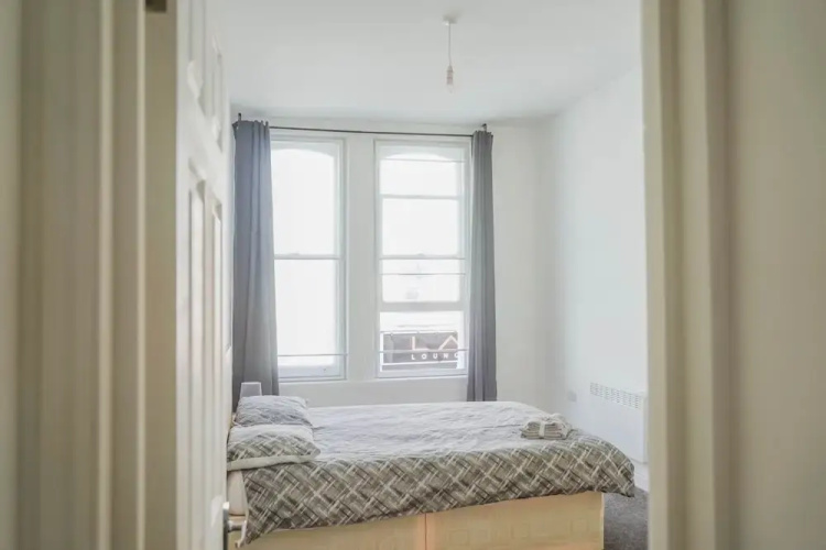 1 Bed Flat in Pedestrianized High Street