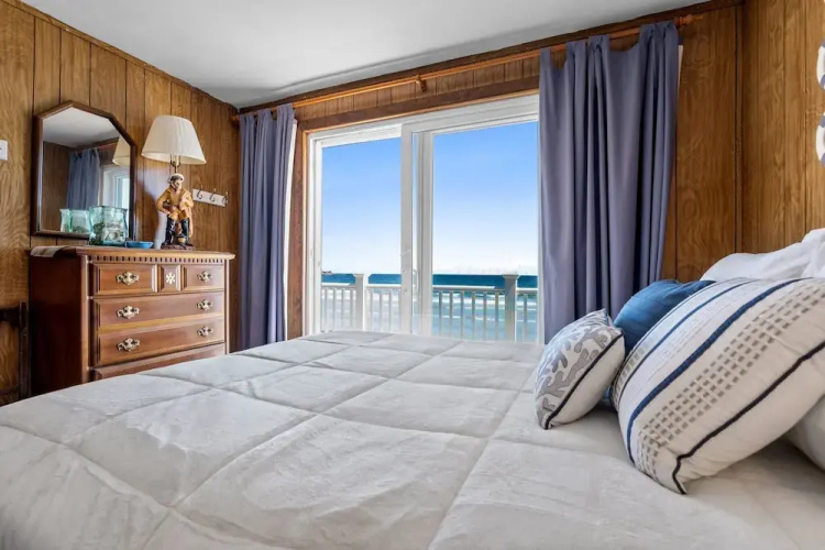 Beachfront Pet Friendly Sleeps 15 Bbq!
