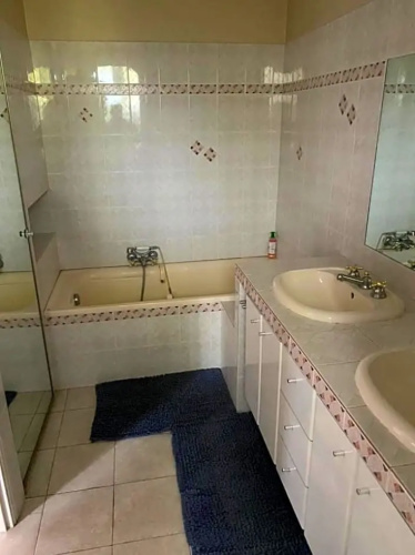 Chambre spacieuse independante dans villa plus parking privee