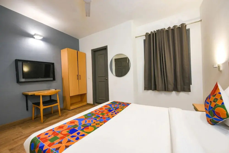 Fabhotel Crown Inn