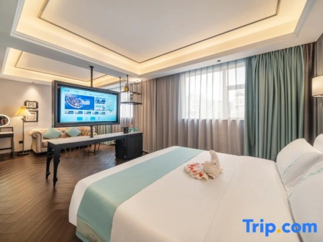 Deluxe Double Suite with street view