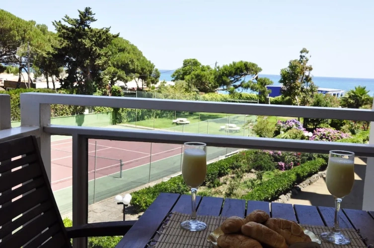 1 Bedroom Apartment with balcony and beachfront