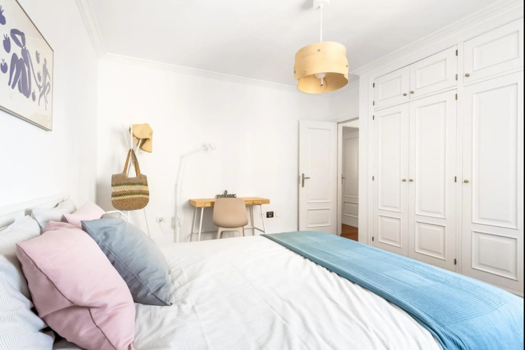Spacious beach apartment with private parking