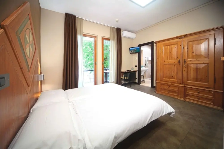 Standard Double room with balcony and with lake view