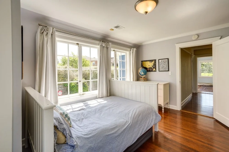 5 Bedrooms Cottage