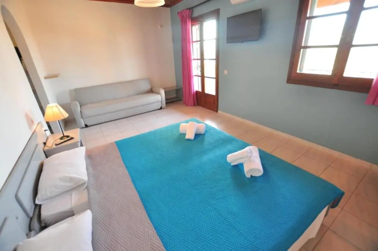 Standard Triple room