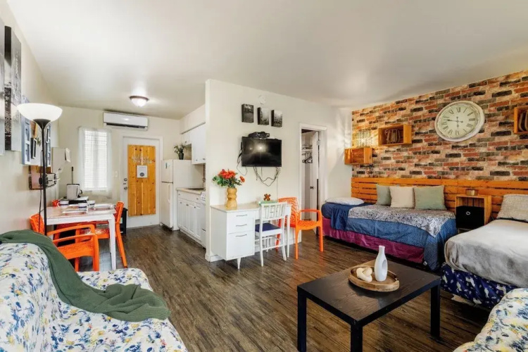 Hollywood 1BR Condo: Pets Allowed, BBQ & Parking