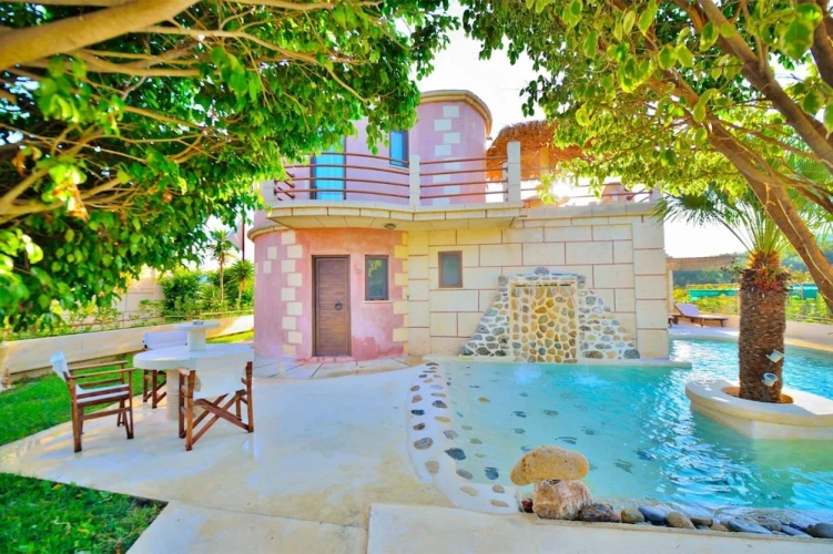 2 Bedrooms Villa