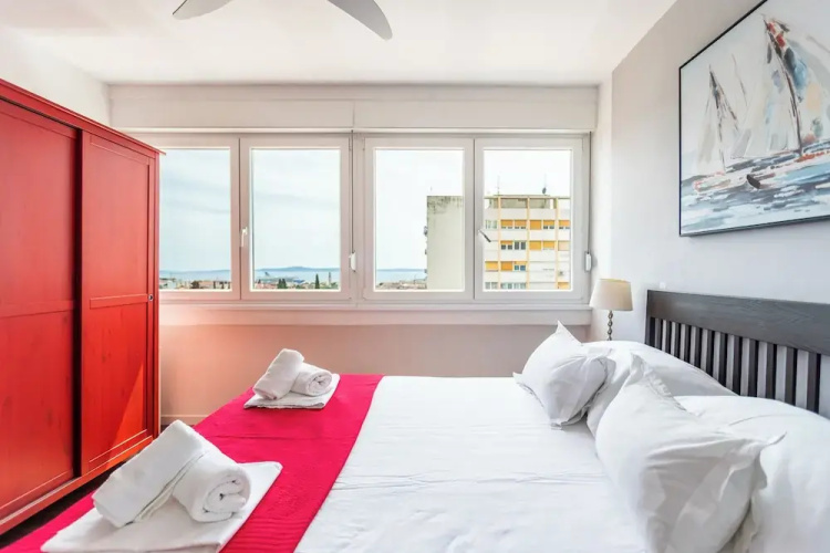 Comfortable apartment with great city and sea view