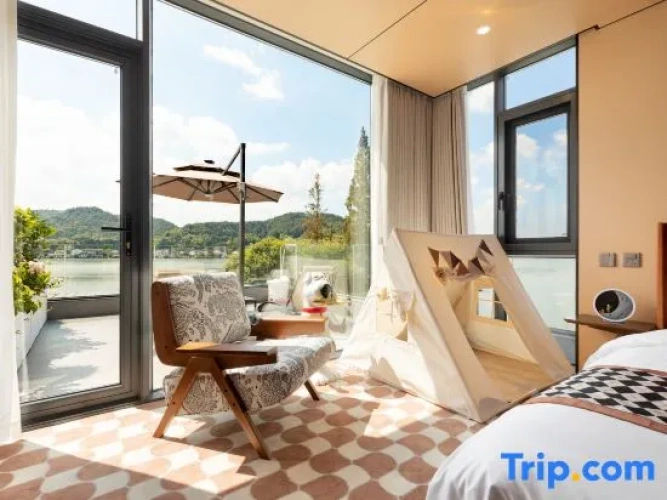 Standard Family room with view