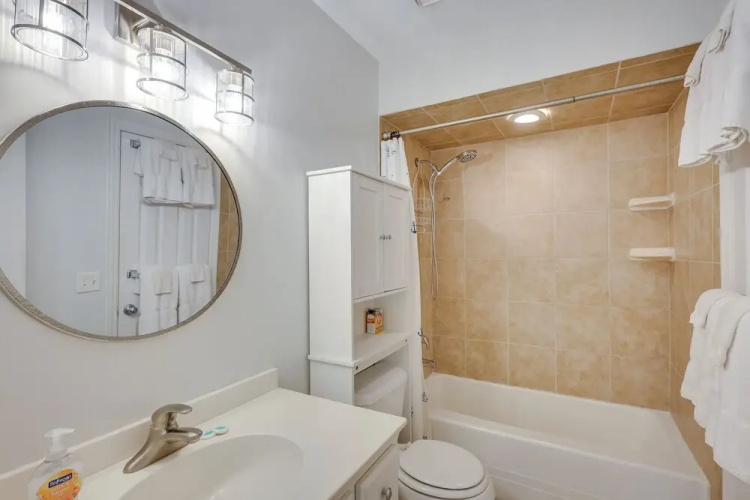 3 Mi to St Simons Beach: Gem w/ Pool Access & Deck