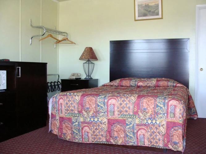 Seven Seas Inn & Suites