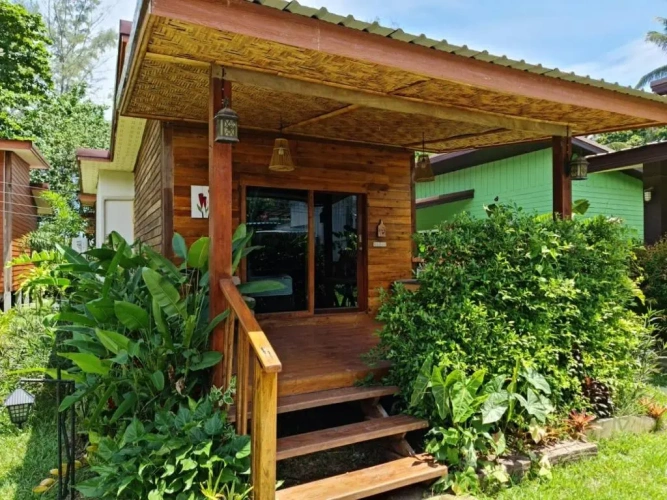 Standard Triple room with garden view
