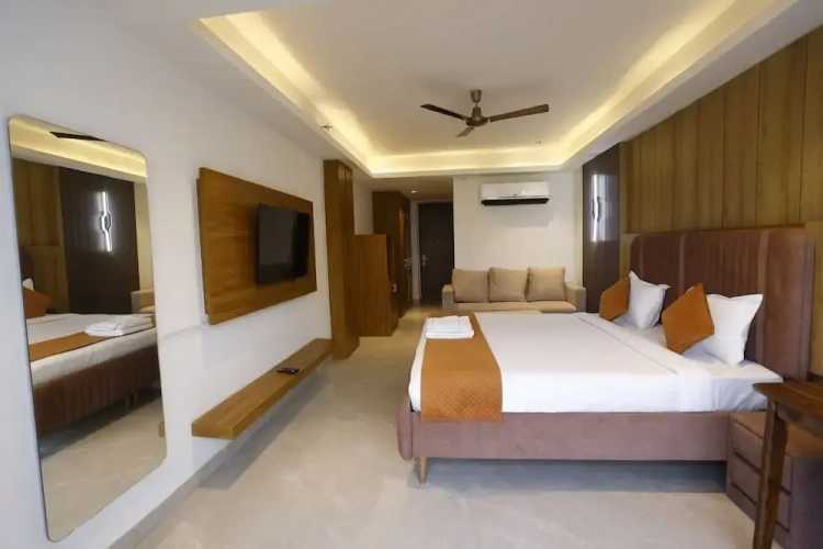 Deluxe Double room with city view