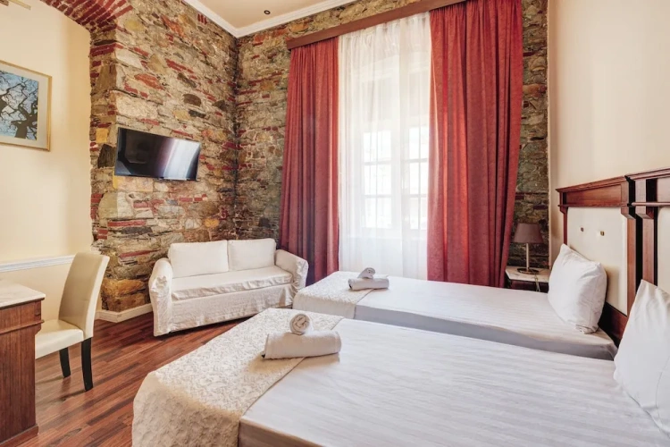 Standard Triple room with city view