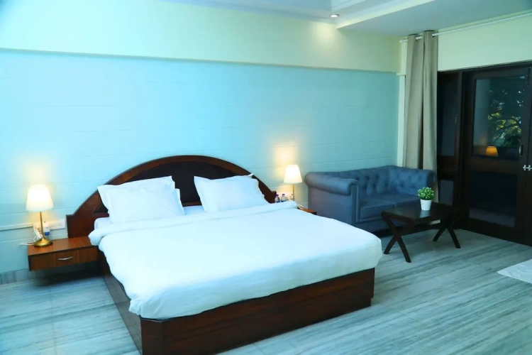 Business Suite with balcony and with pool view