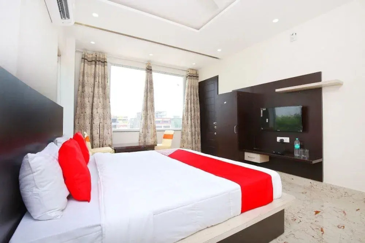 Hotel Grand Taj By OYO Rooms