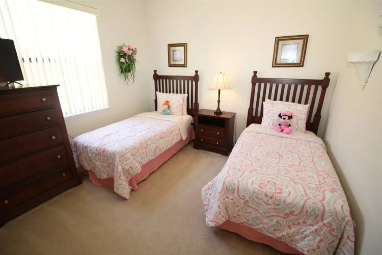 Large 5 bed Pool Home With Excellent Privacy - 440