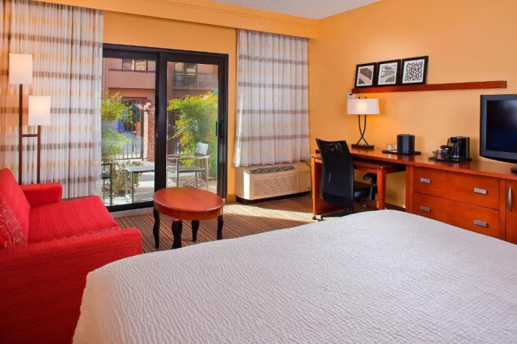 Standard room with courtyard view