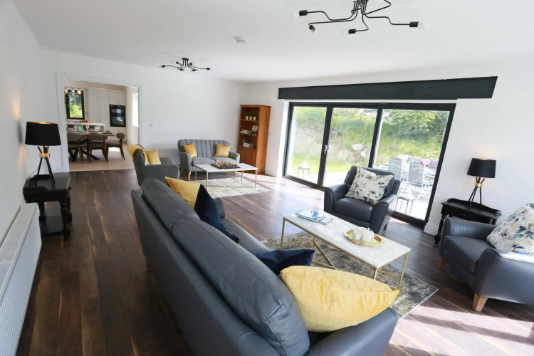 Luxury 6 Bedroom Spiddal Villa, Jacuzzi, Balcony