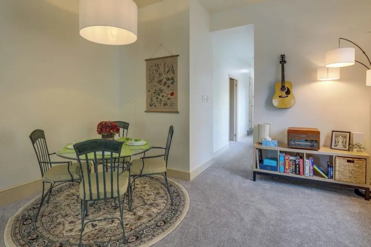 Walk to Restaurants & Shops: Apt in Pennsylvania!
