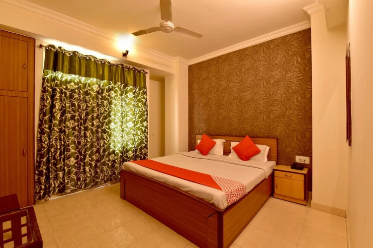 OYO 22915 C M Regency