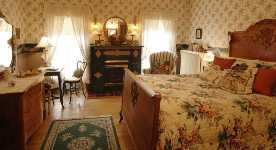 The Candlelight Inn