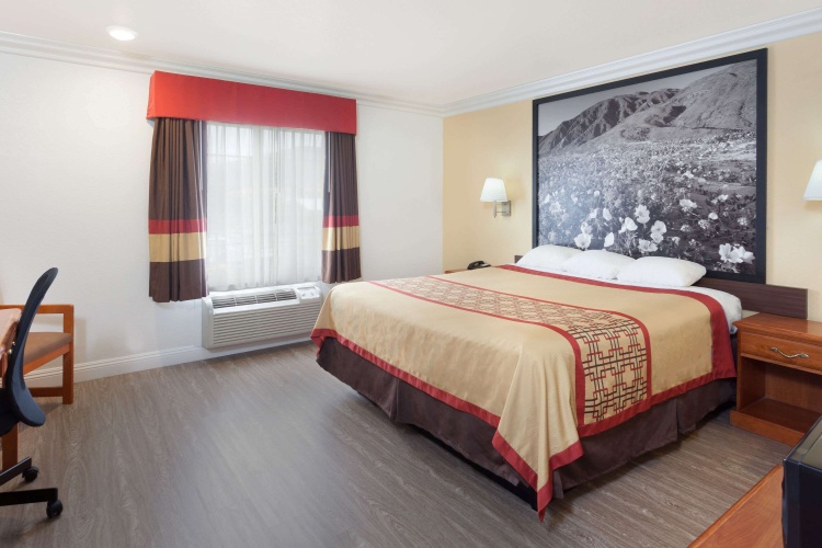 Super 8 by Wyndham Santa Clarita/Valencia photo 7
