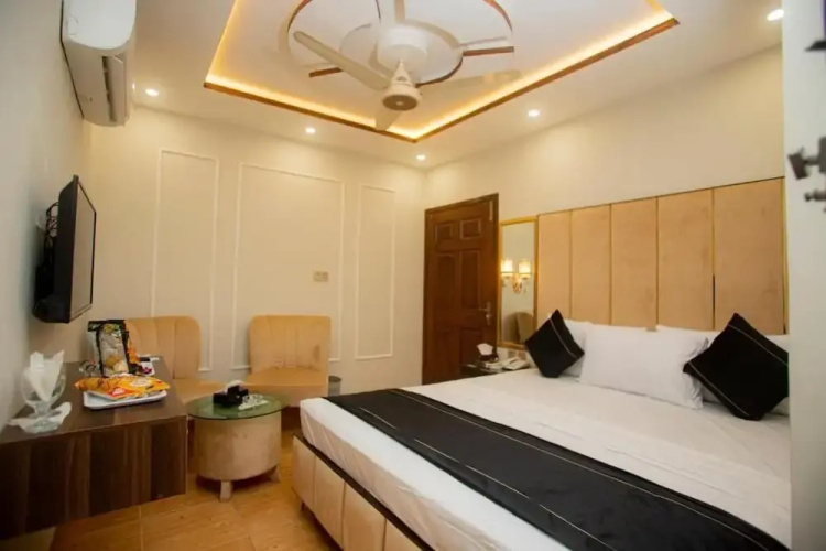 Hotel White Seasson managed by Zaheer Masih