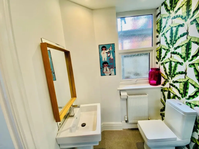 Blackpool - 4 Beds - Sleeps 10 - Pet Friendly