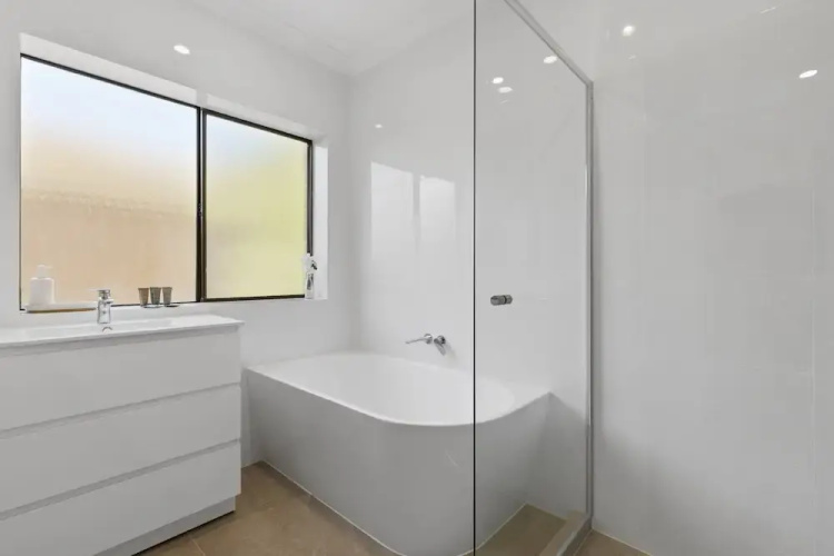 Coastal 3-bed House With BBQ and Private Courtyard