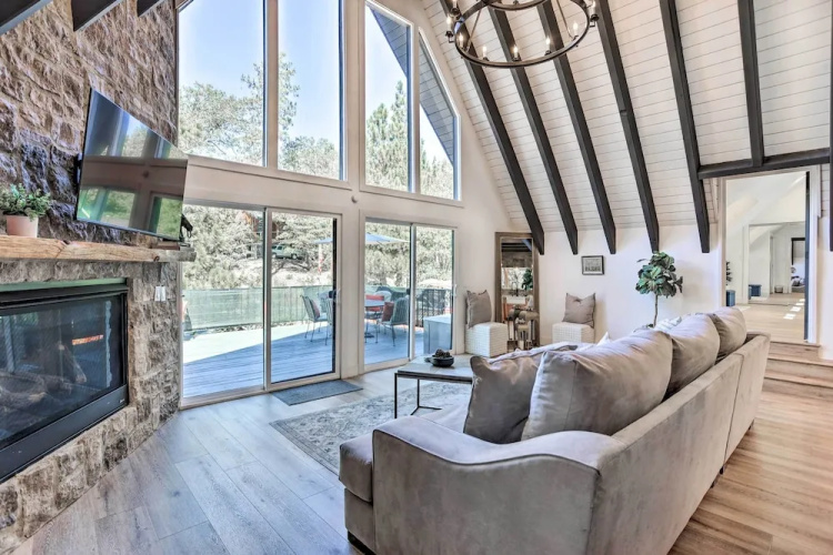 Luxe Timberland Villa w/ Lake Arrowhead Access!
