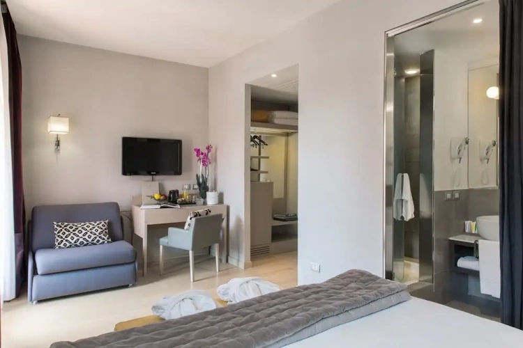 Deluxe Double room with city view