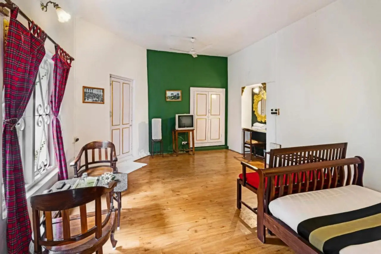 Indeco Lake Forest Hotel