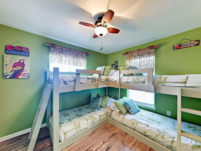 3BR 2BA 1.5 Blocks to Beach by RedAwning