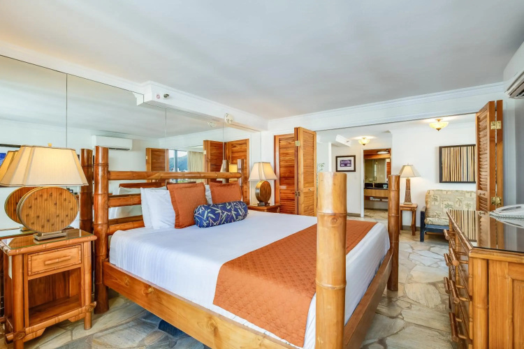 Castle Bamboo Waikīkī Hotel