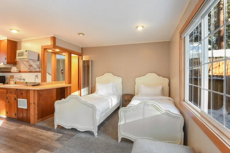 8689 Rainbow Studio
