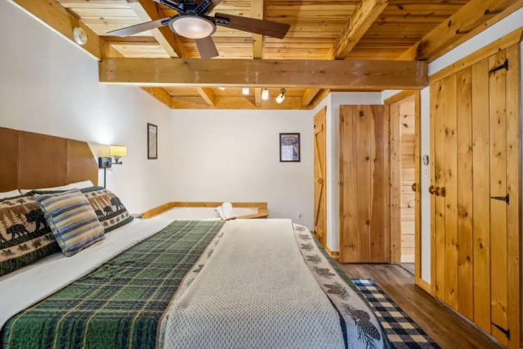 Blue Hawk Hideaway 3 Bedroom Cabin by RedAwning