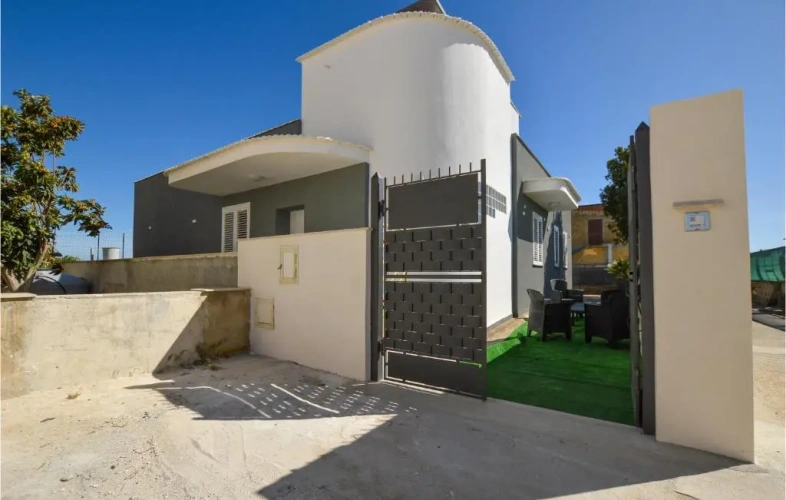 4 Bedrooms Cottage
