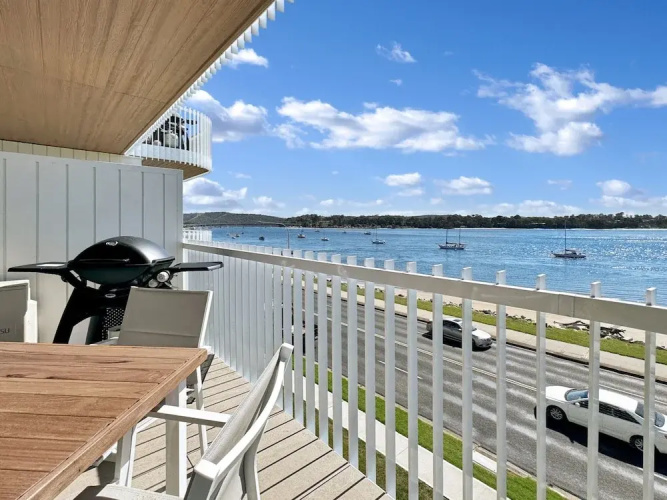 Modern 1-bedroom Apt With Sweeping Water Views
