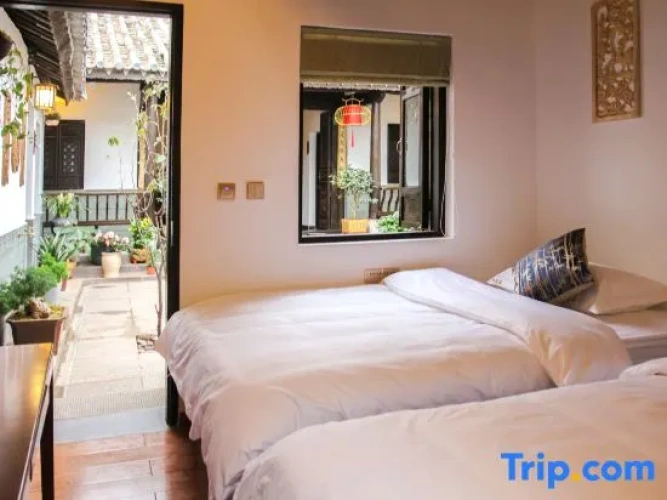 Standard room with courtyard view