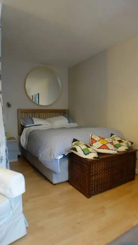 1 Bedroom Studio Flat With Free Parking Sleeps 2